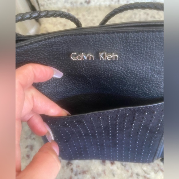 Calvin Klein small bucket/ crossbody bag. Black - Picture 2 of 10